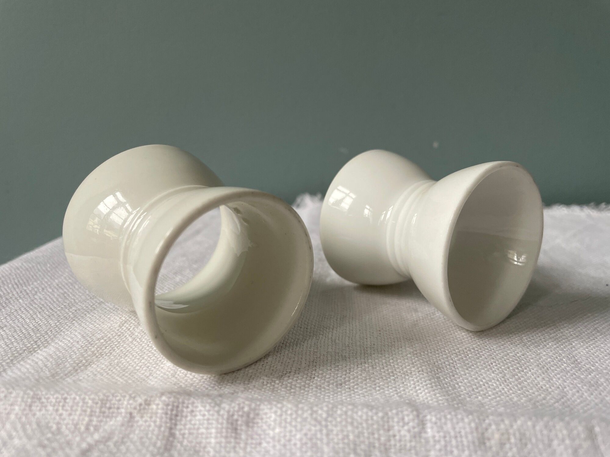Set of 4 white porcelain diabolo shells