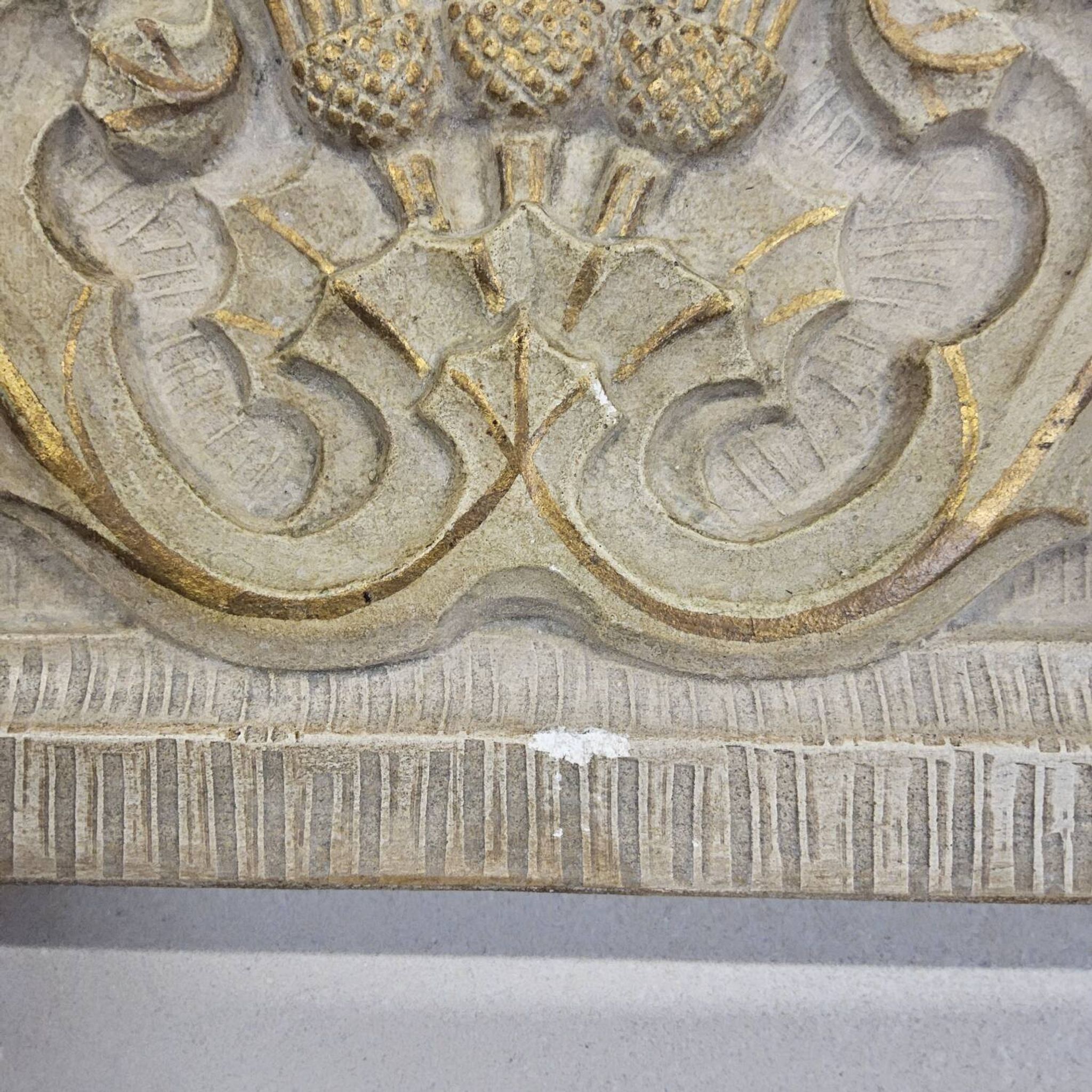 Cheminée en plâtre néoclassique avec des caryatides (femmes nues)