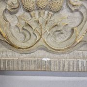 Cheminée en plâtre néoclassique avec des caryatides (femmes nues)
