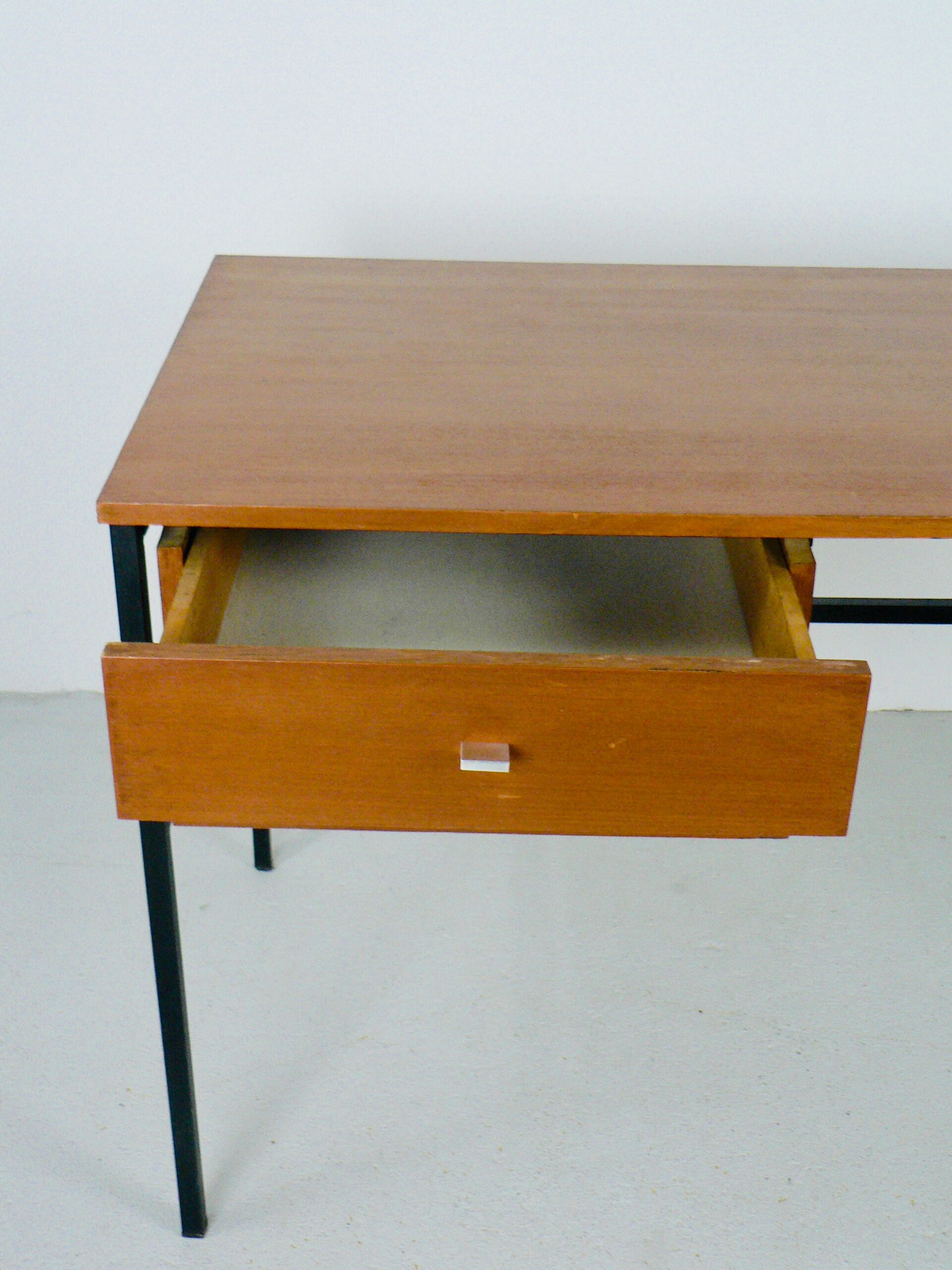 A “student” office by Pierre Guariche for Meurop