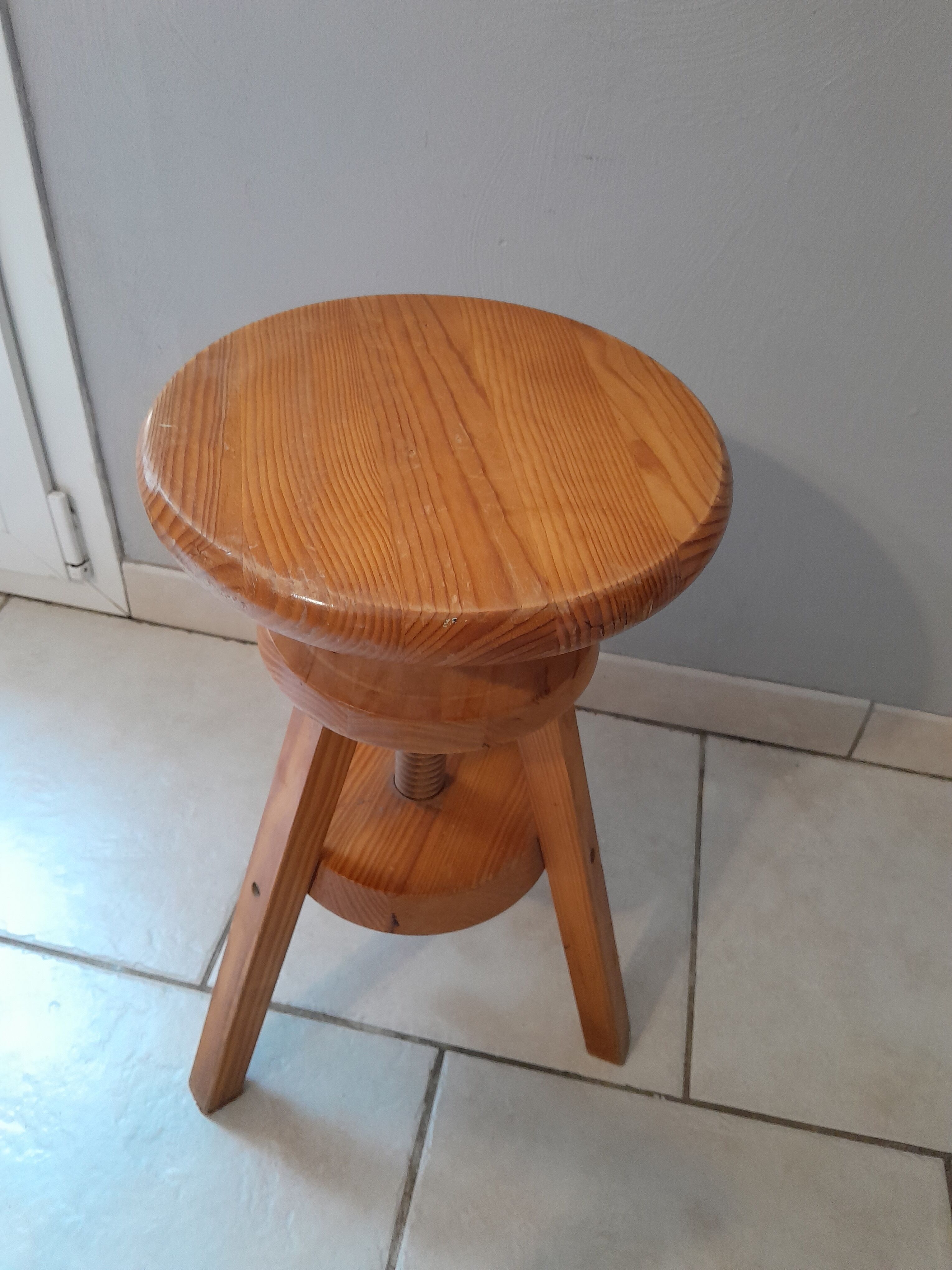 Tabouret tripode en bois à vis vintage atelier industriel