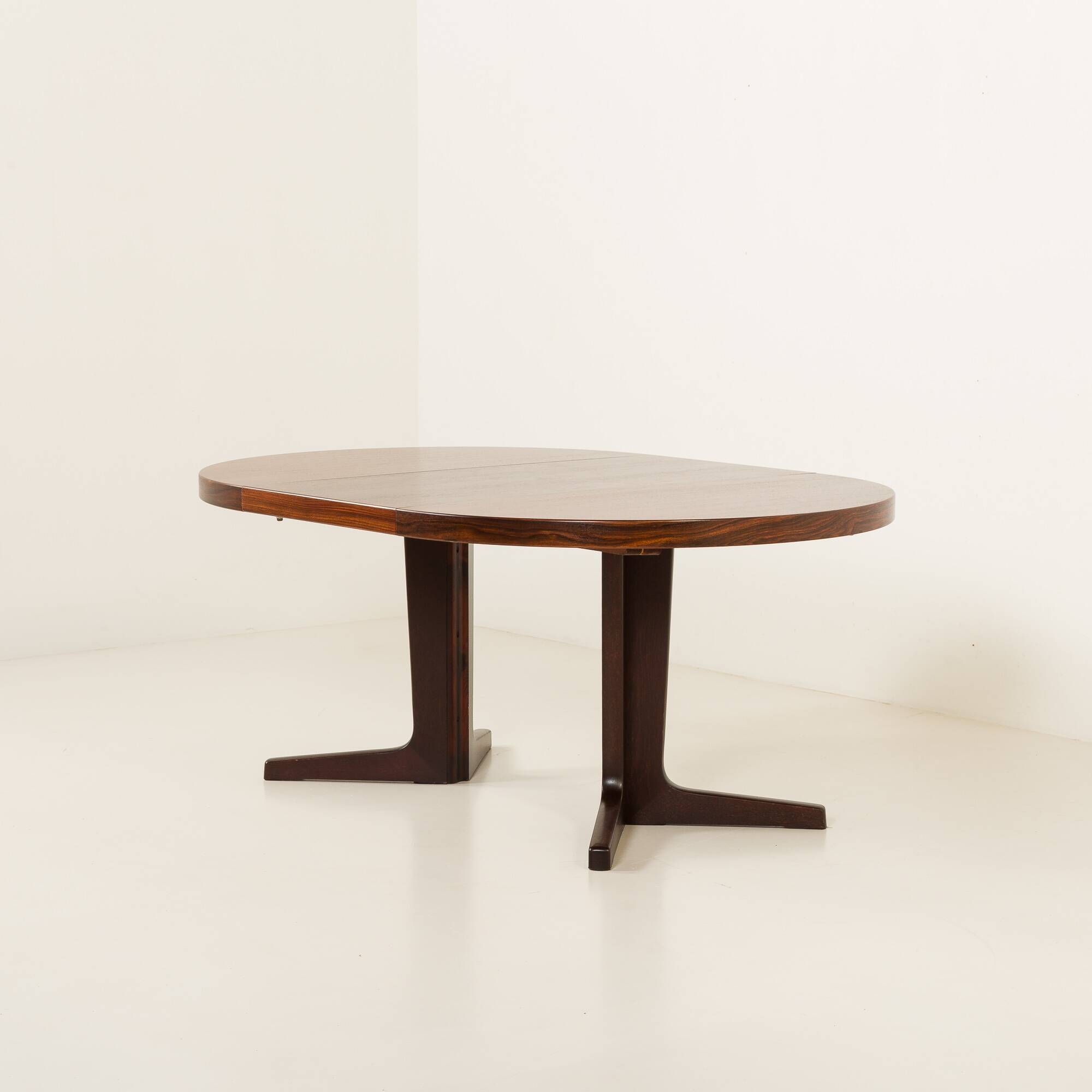Danish Rosewood pedestal extension table attr. to Gudme Mobelfabrik, 1970s