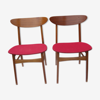 Paire de chaises scandinaves en teck et tissu rouge