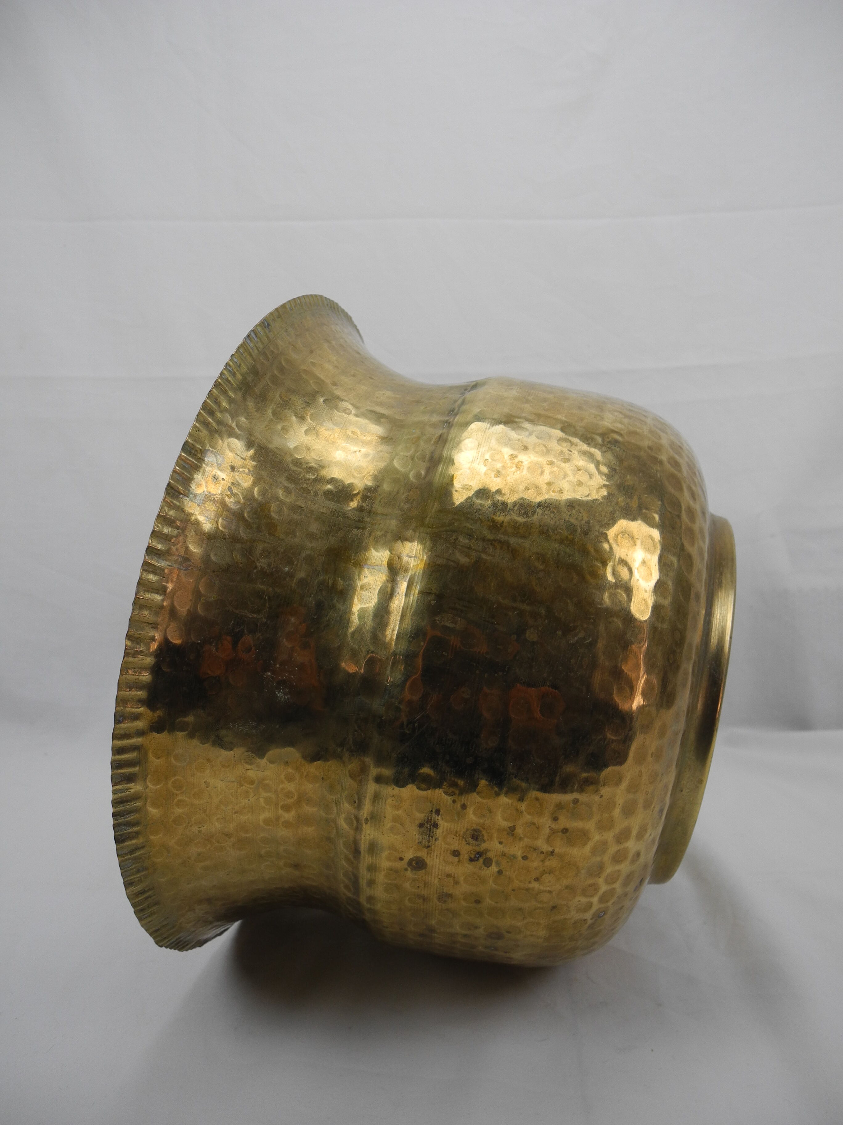 Cache pot laiton doré martelé old brass flowers pot
