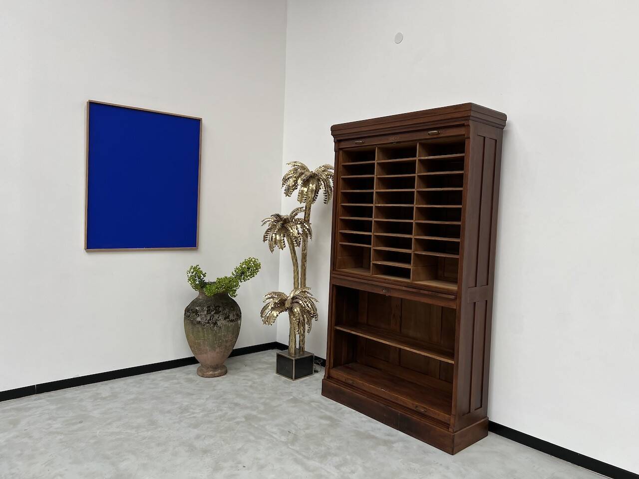 Armoire à rideaux en chêne massif, circa 1930