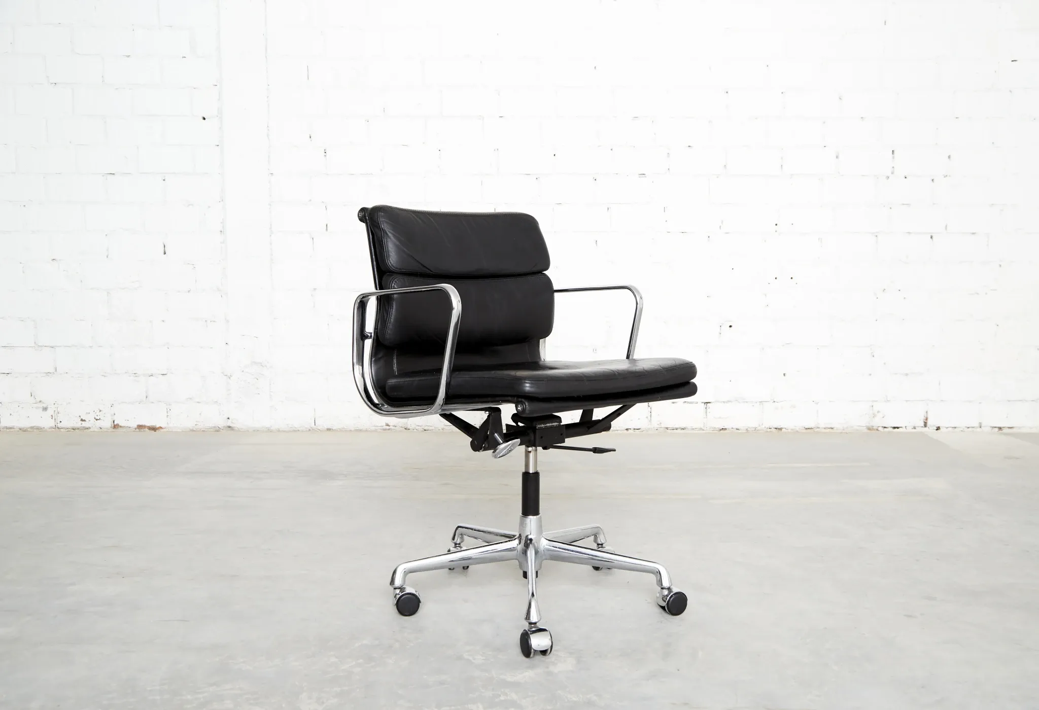 Charles & Ray Eames Soft PAd Chair EA 217 for Vitra