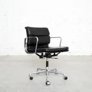 Chaise Soft Pad EA 217 de Charles et Ray Eames pour Vitra