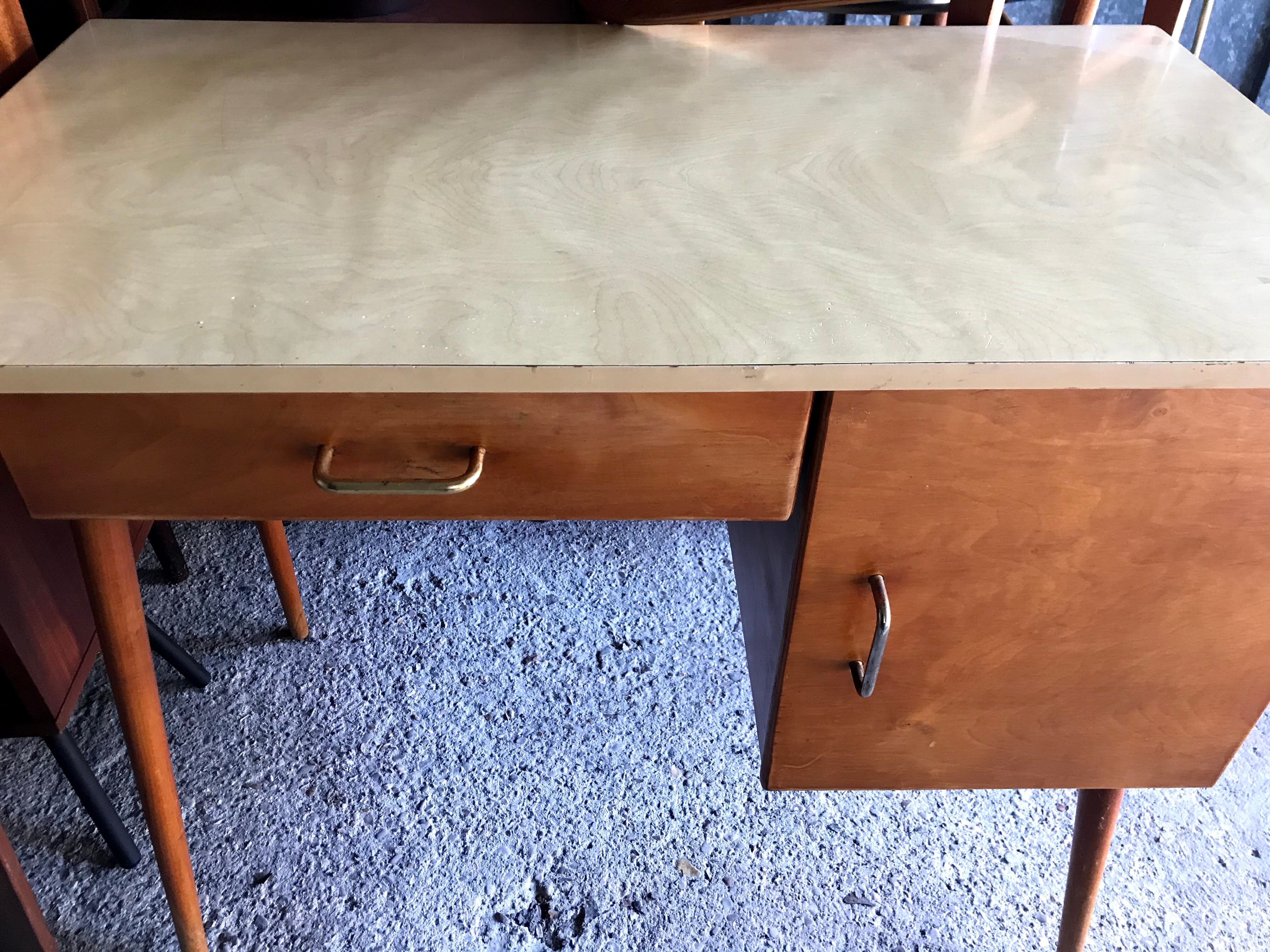 Bureau en bois plateau formica des années 60