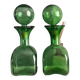 Deux carafes vertes en verre