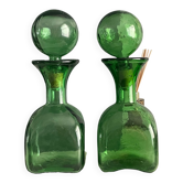 Deux carafes vertes en verre