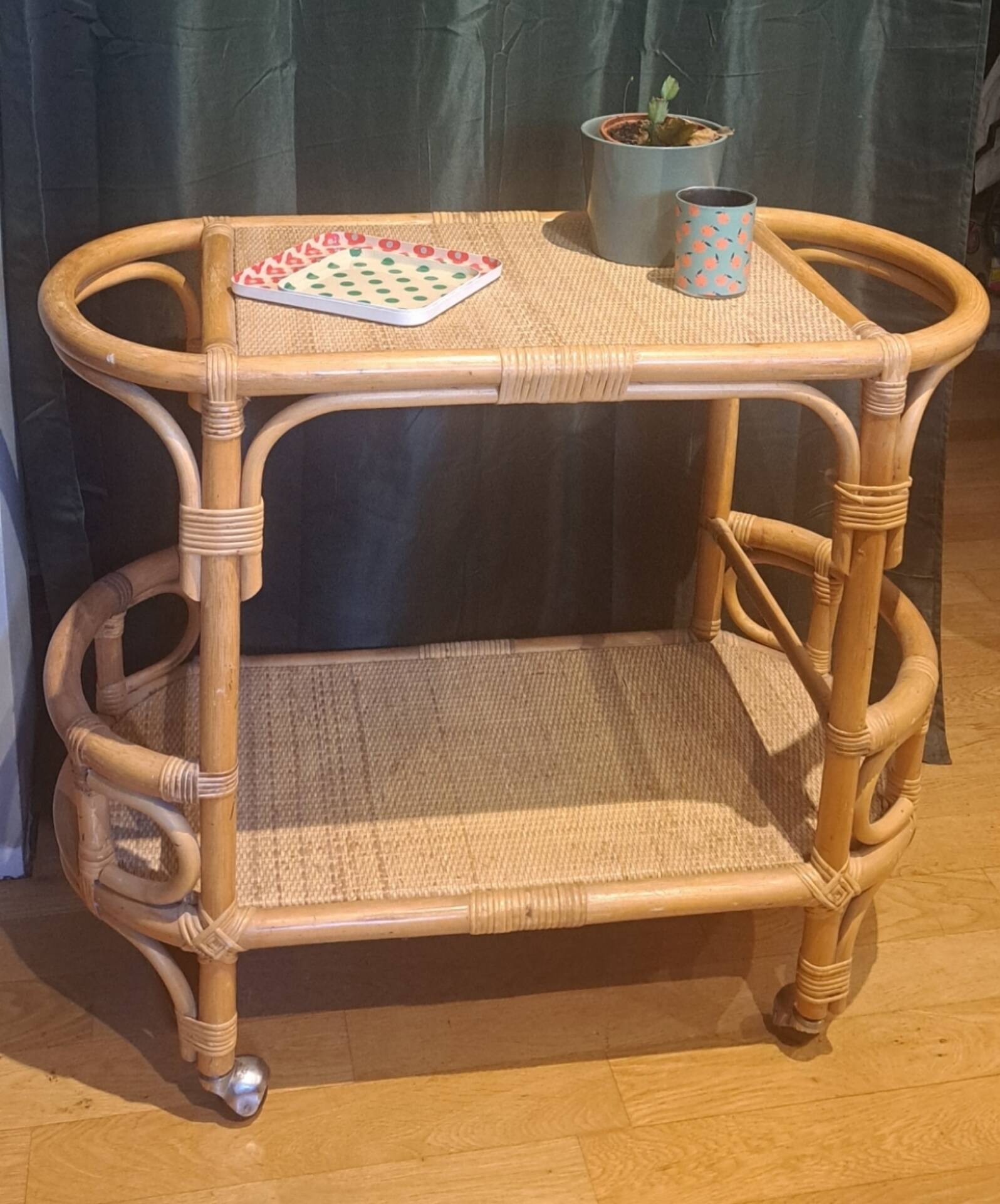 Rolling serving table rattan