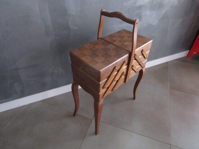 Travailleuse sur pied ancienne en bois