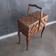 Travailleuse sur pied ancienne en bois