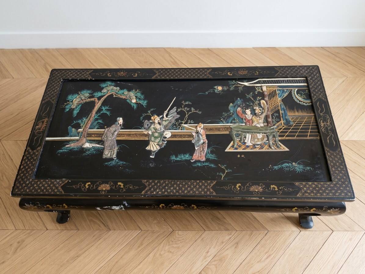Table basse chinoise en bois laqué noir et décor doré