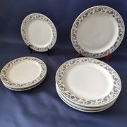 Set of 6 dinner plates and 4 dessert plates, made of porcelain.