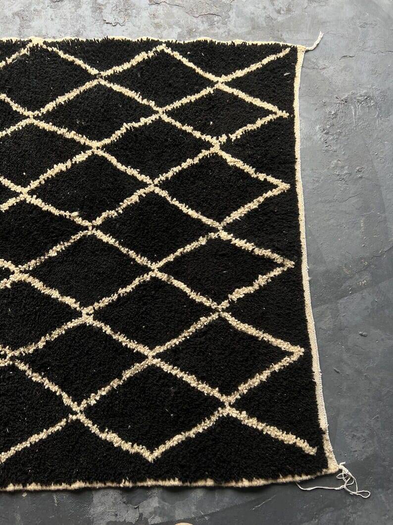 Handmade wool rug, size 150 x 250 cm