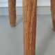 Tabouret tripode en bois clair