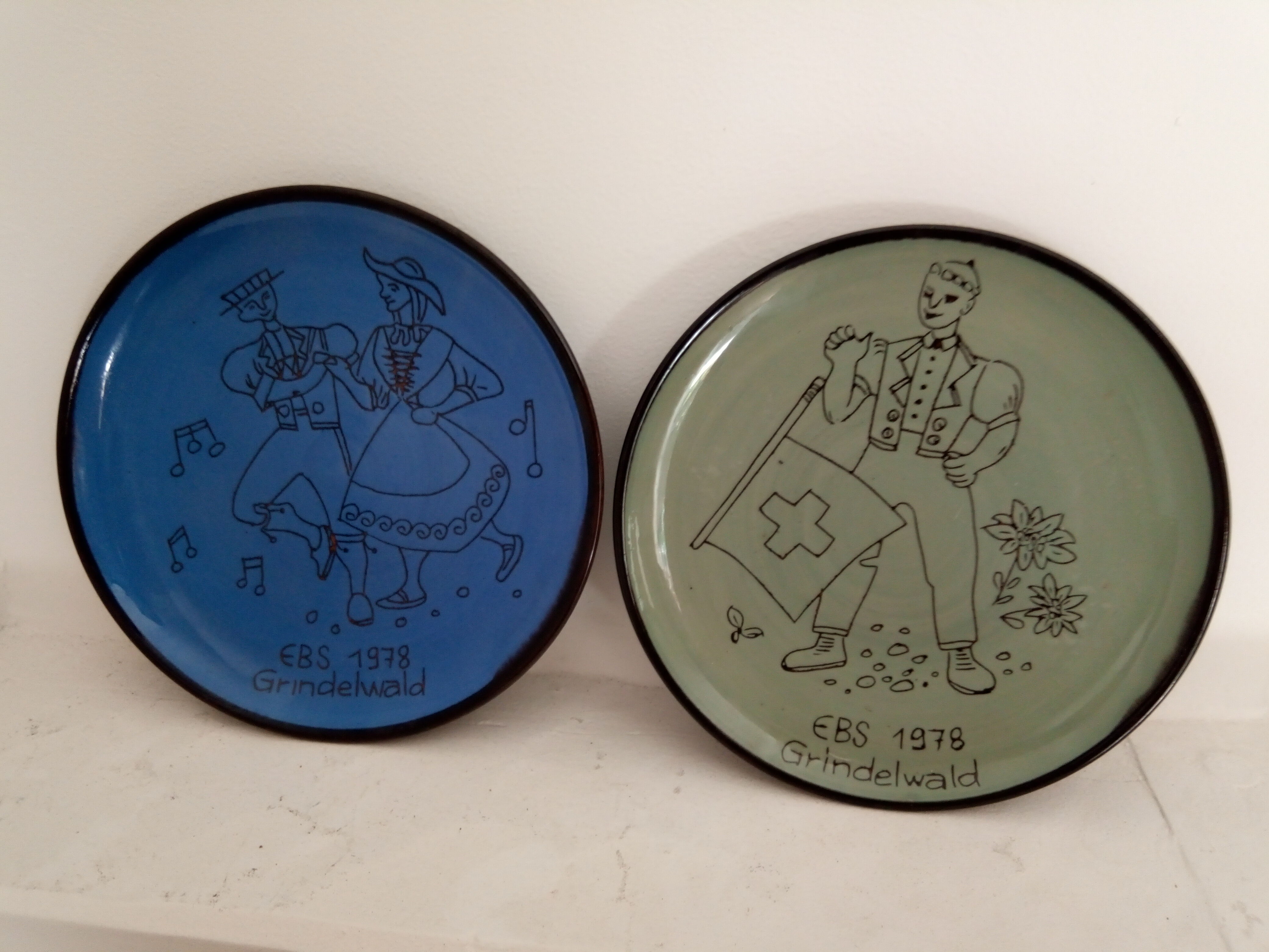 A pair of Thun earthenware plates by Lanz Gwatt.