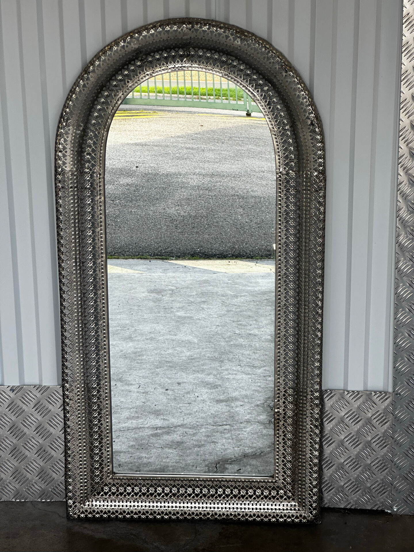 Large oriental mirror in pierced metal - H 116 cm