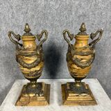 Paire de pots couverts, cassolettes Empire en marbre de Sienne
