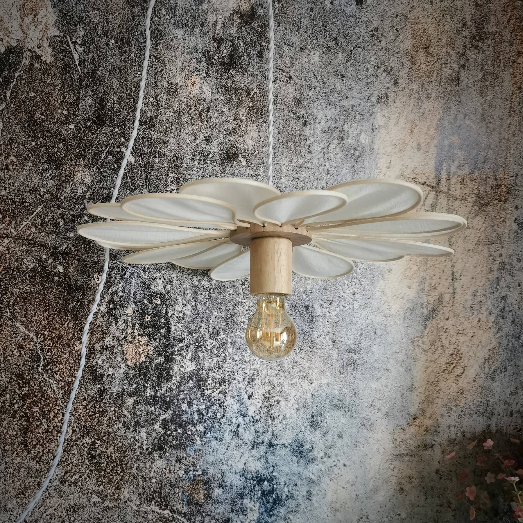 16-petal flower lamp in rattan and white linen