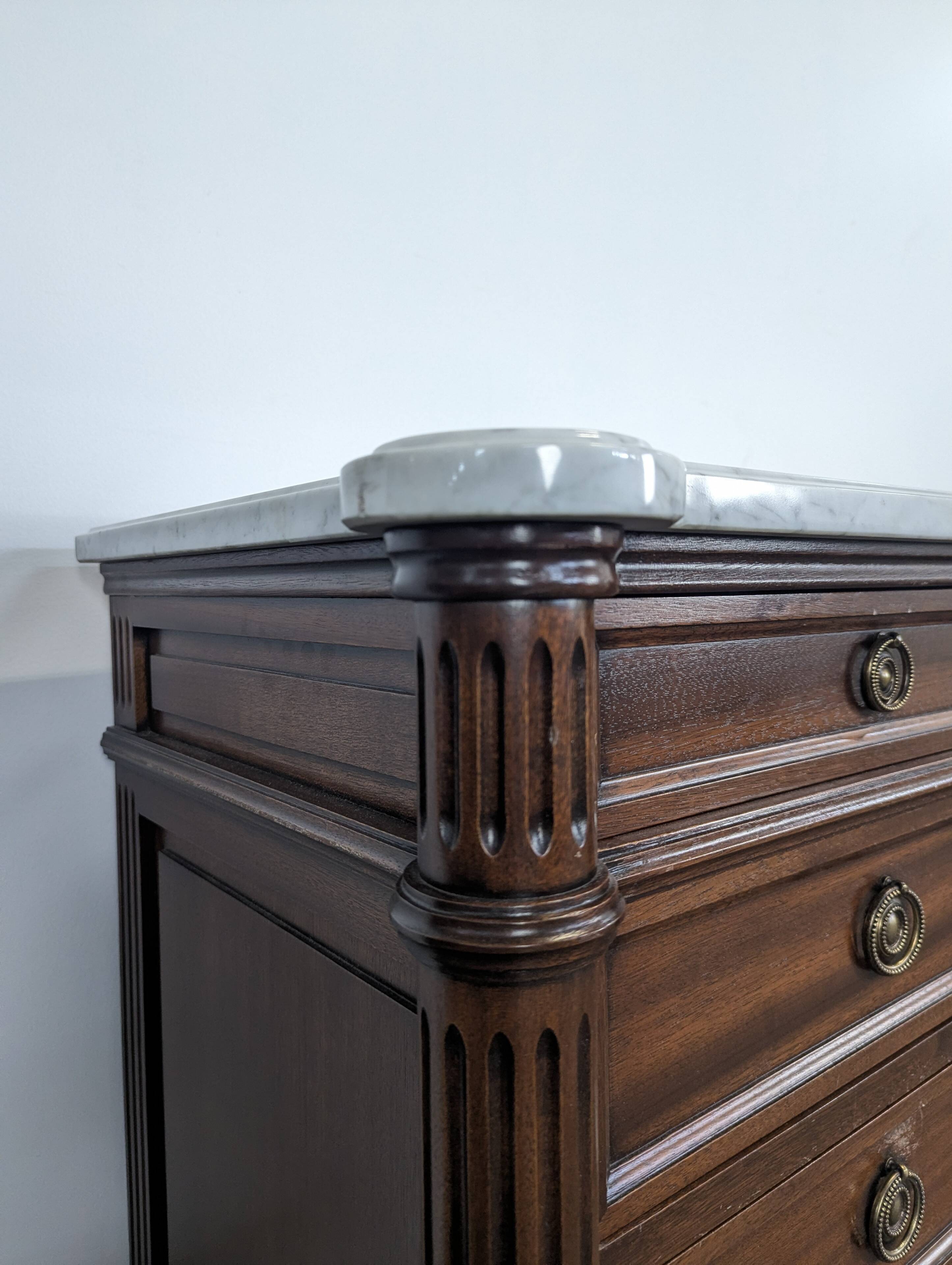 Commode de style Louis XVI en acajou et marbre de carrare