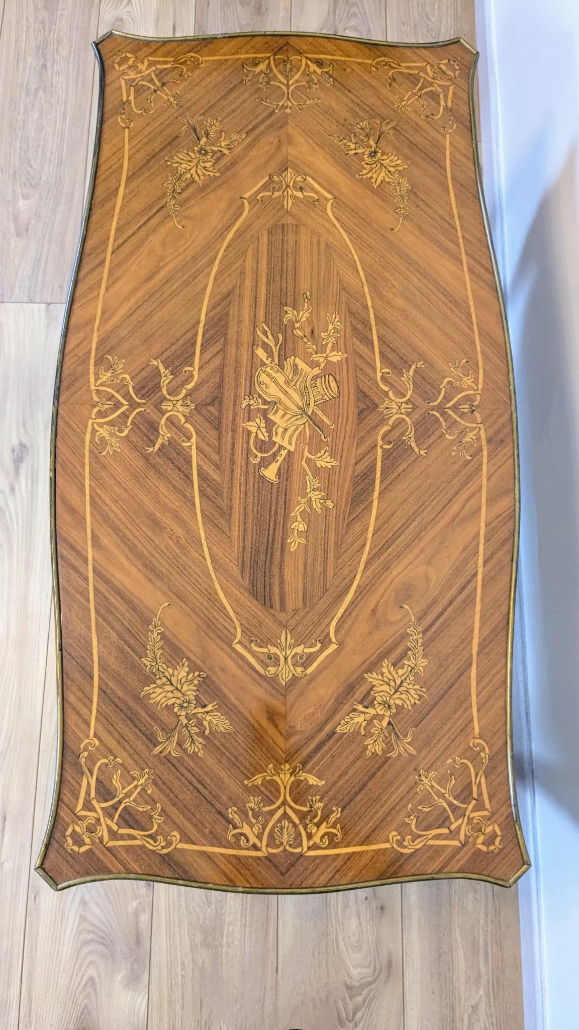 Louis XV style coffee table with floral marquetry and gilded bronze – 20th century
