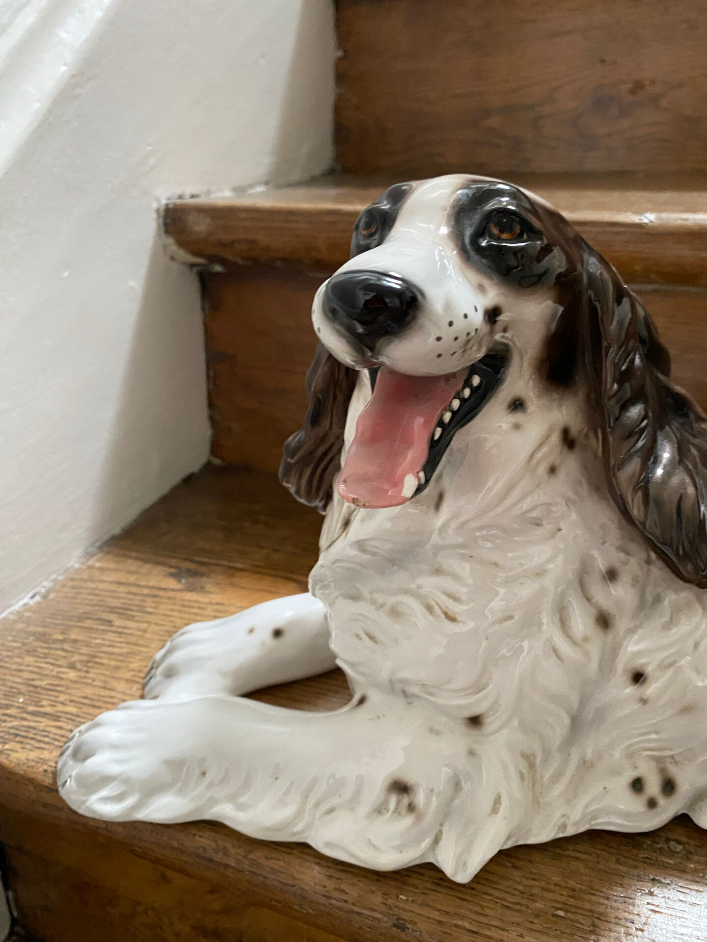 Sculpture of a Springer dog