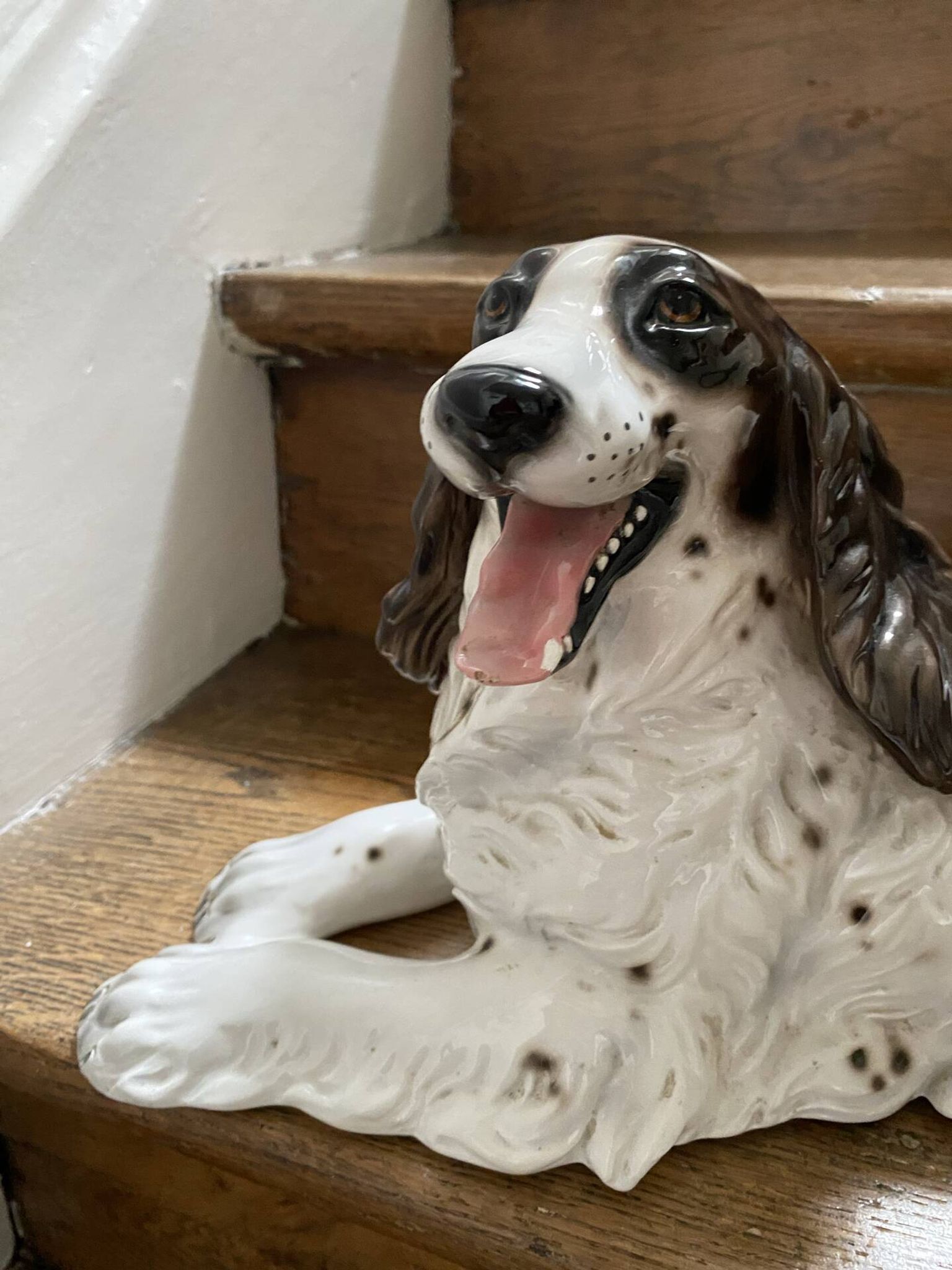 Sculpture of a Springer dog