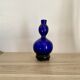 Vase opaline bleue, socle bois