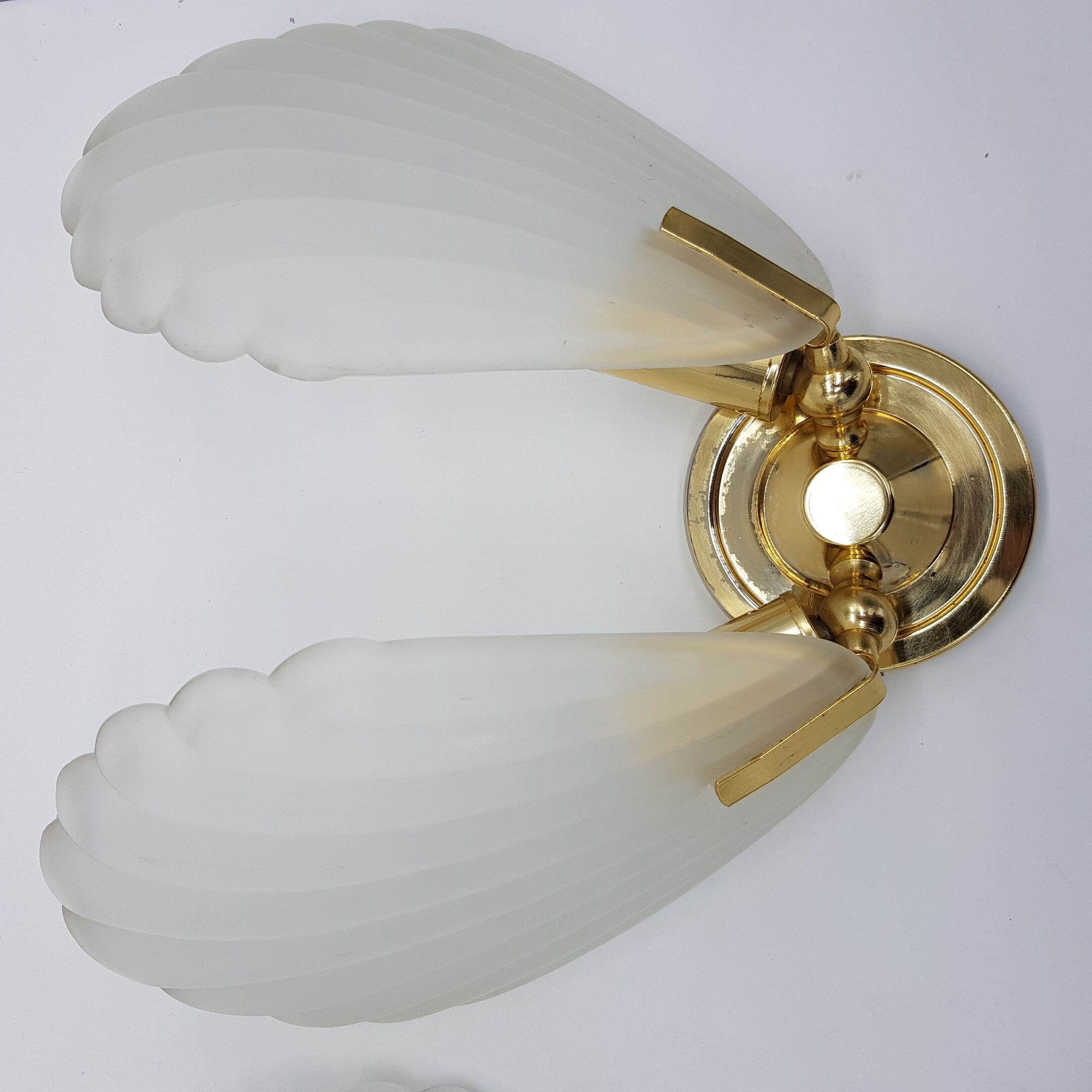 Paire d'appliques coquillage en acier doré et verre épais