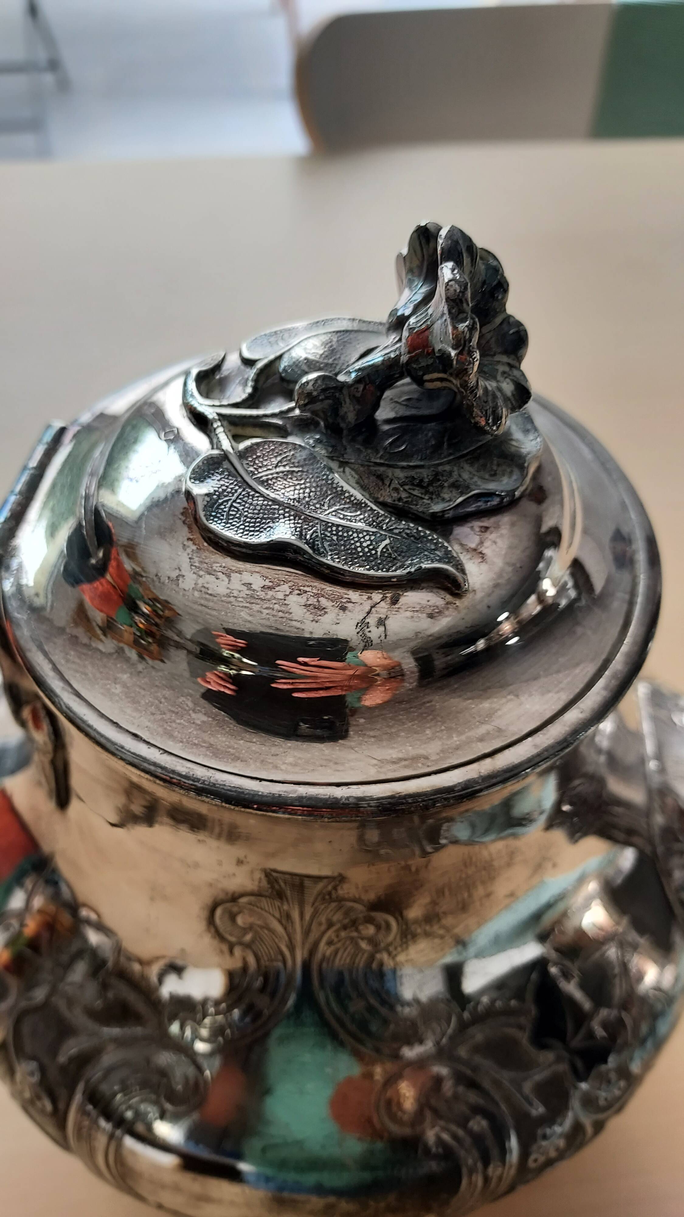 Teapot and sugar bowl in silver-plated metal.