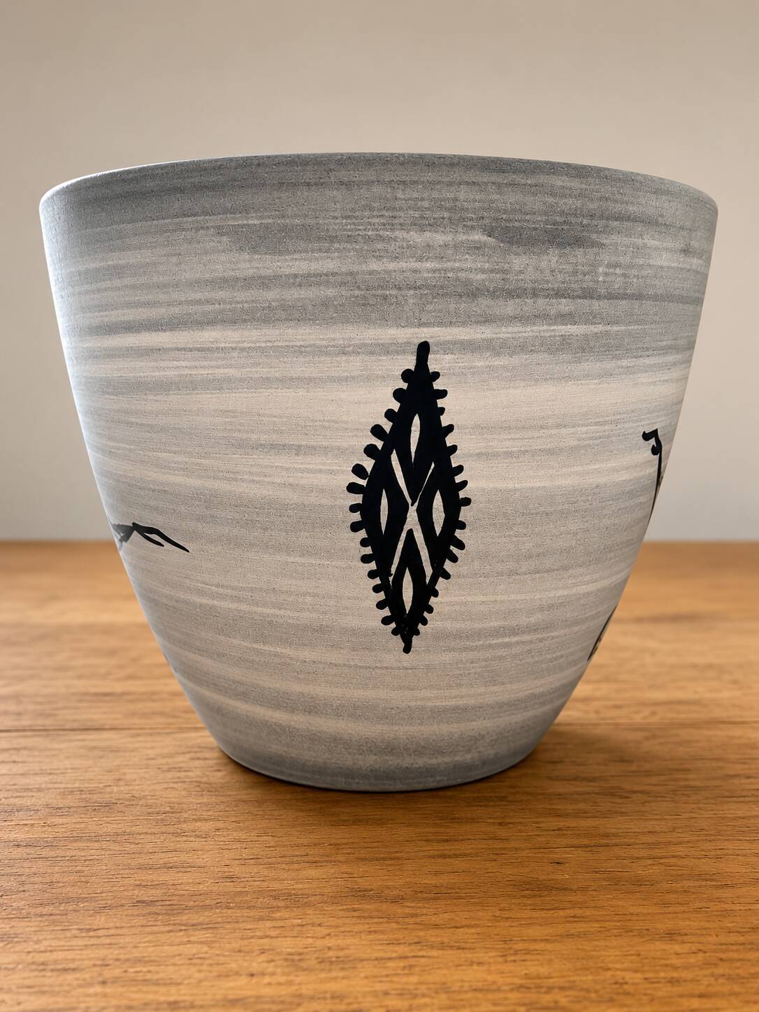 Milet cache-pot Sèvres, hand-decorated with a kneeling woman, 1950s.