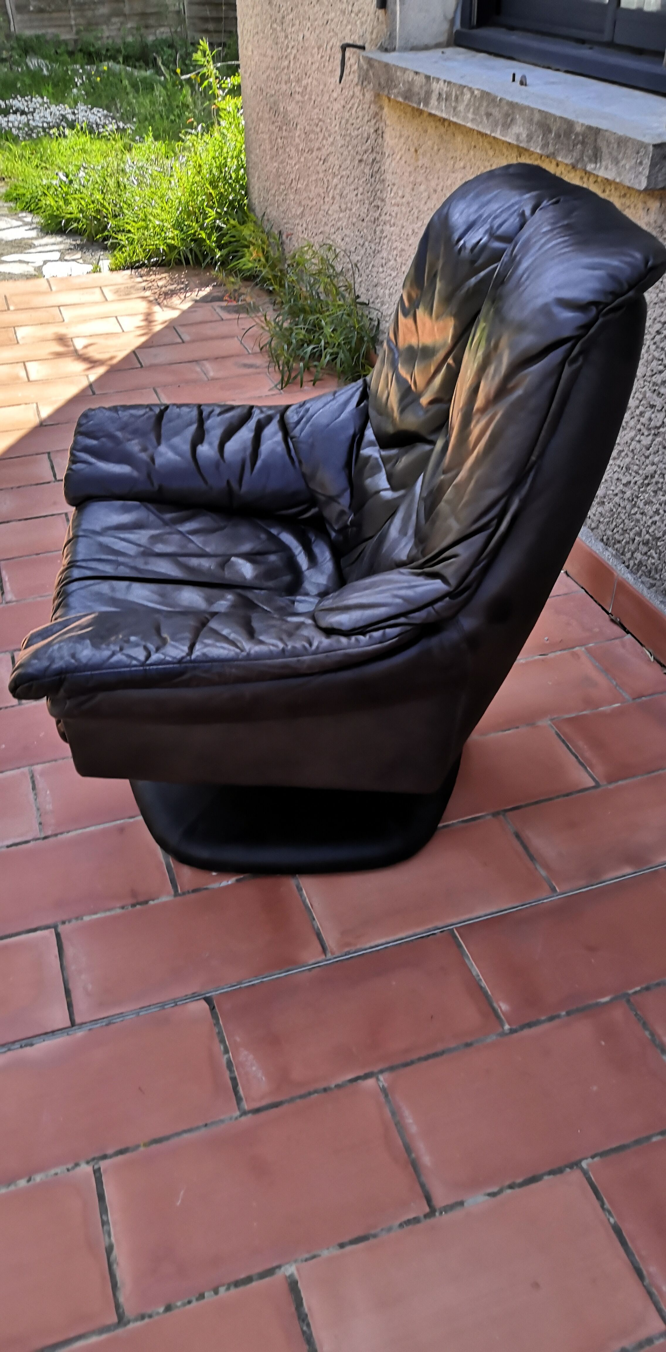 Fauteuil cuir scandinave pivotant pied central 1970 vintage