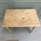 Table aux pieds tournés