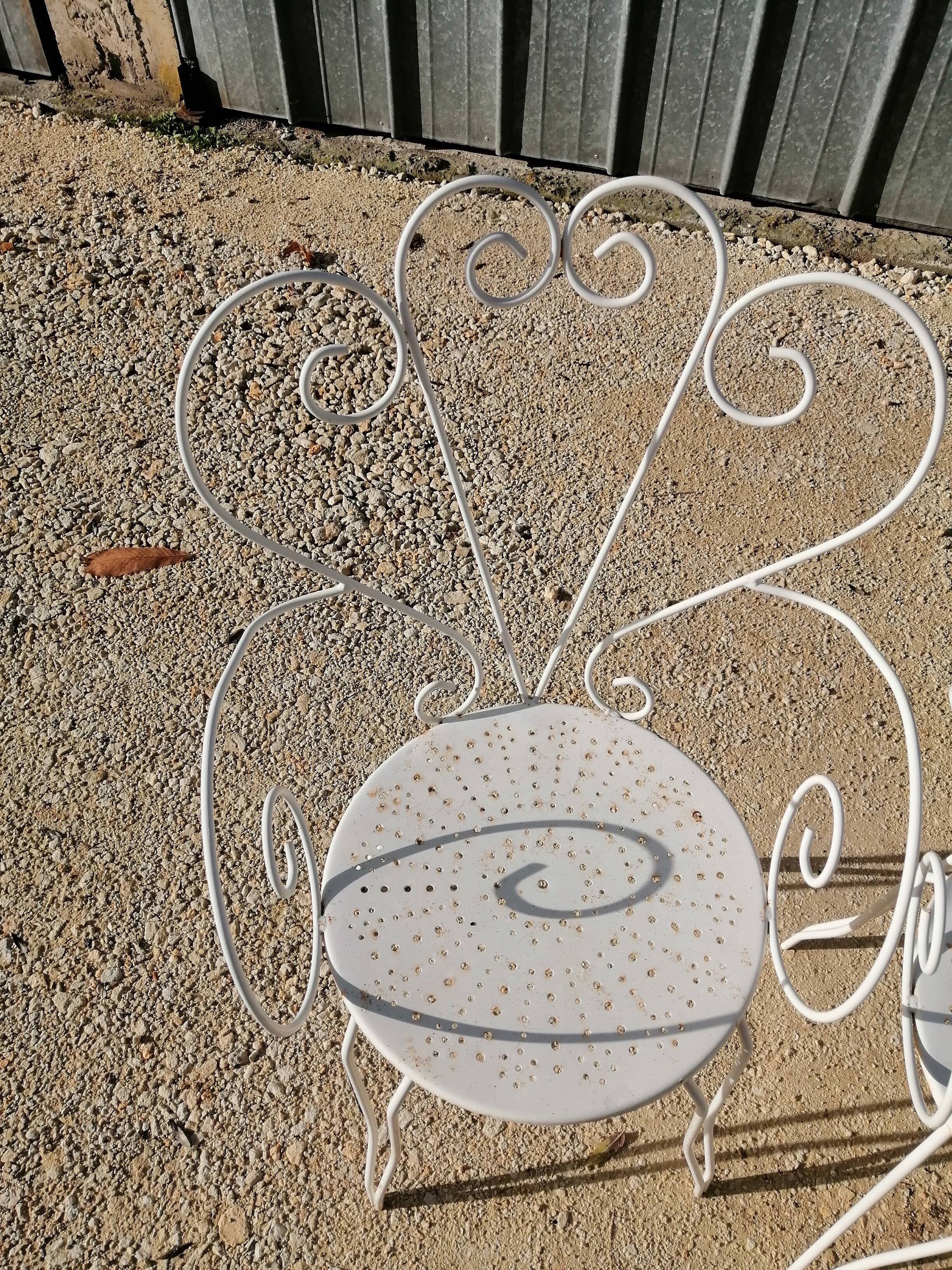 Garden furniture in white metal
