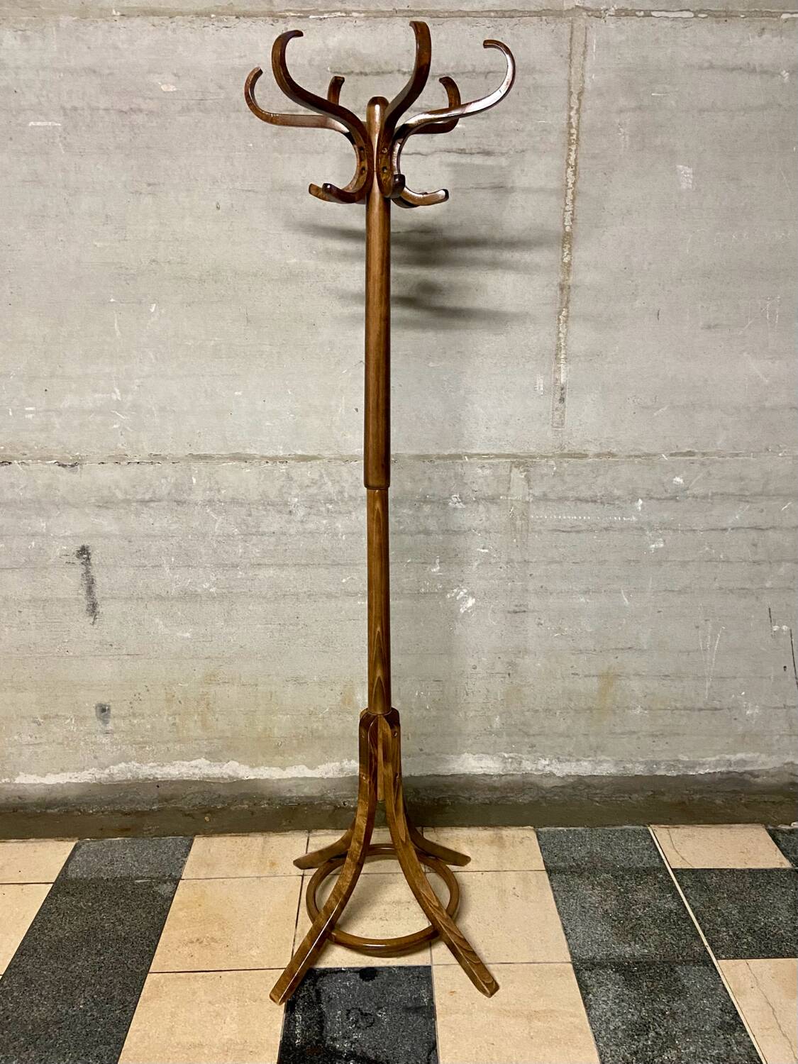 Baumann parrot coat rack