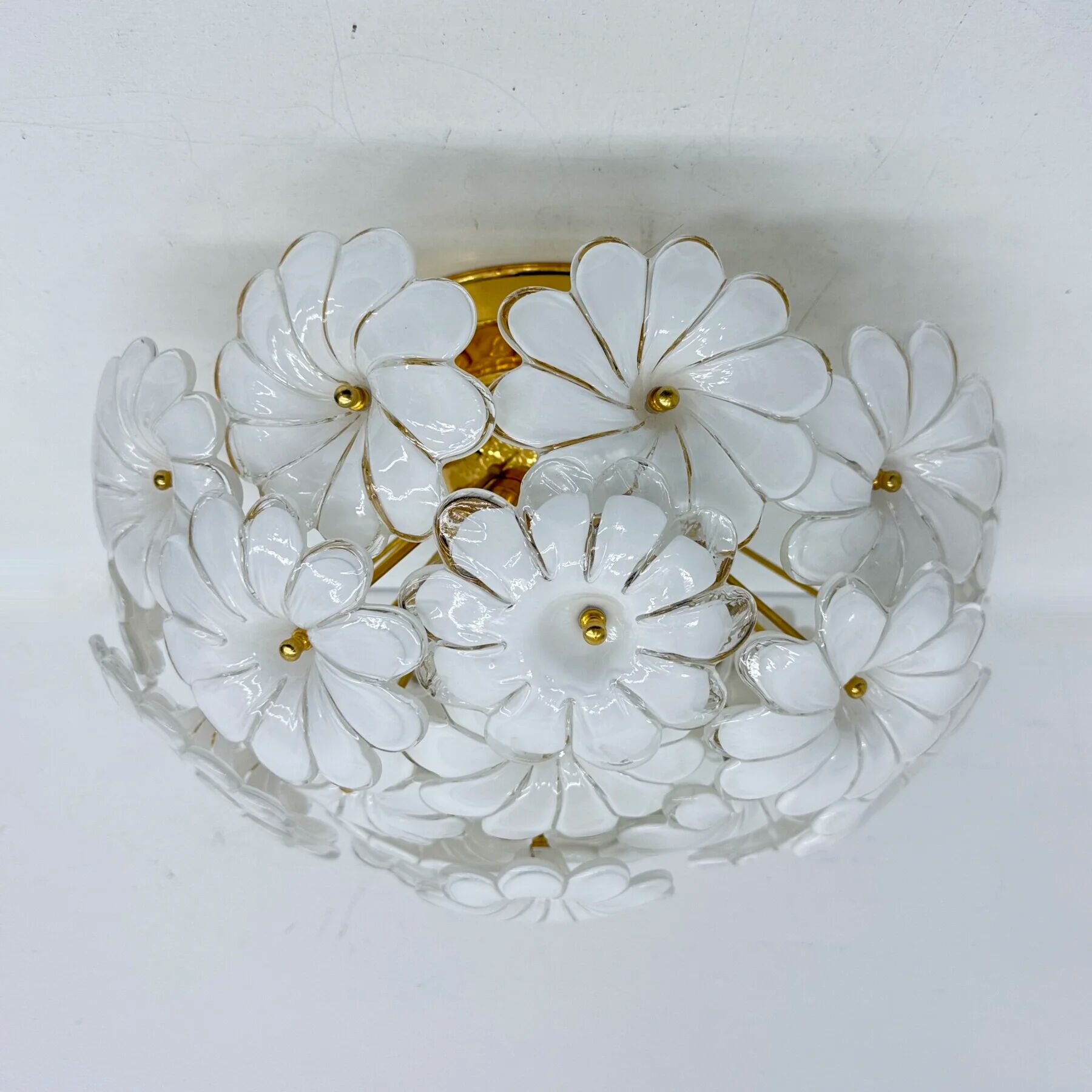 Plafonnier floral en verre blanc de Murano, italien, des années 1970.