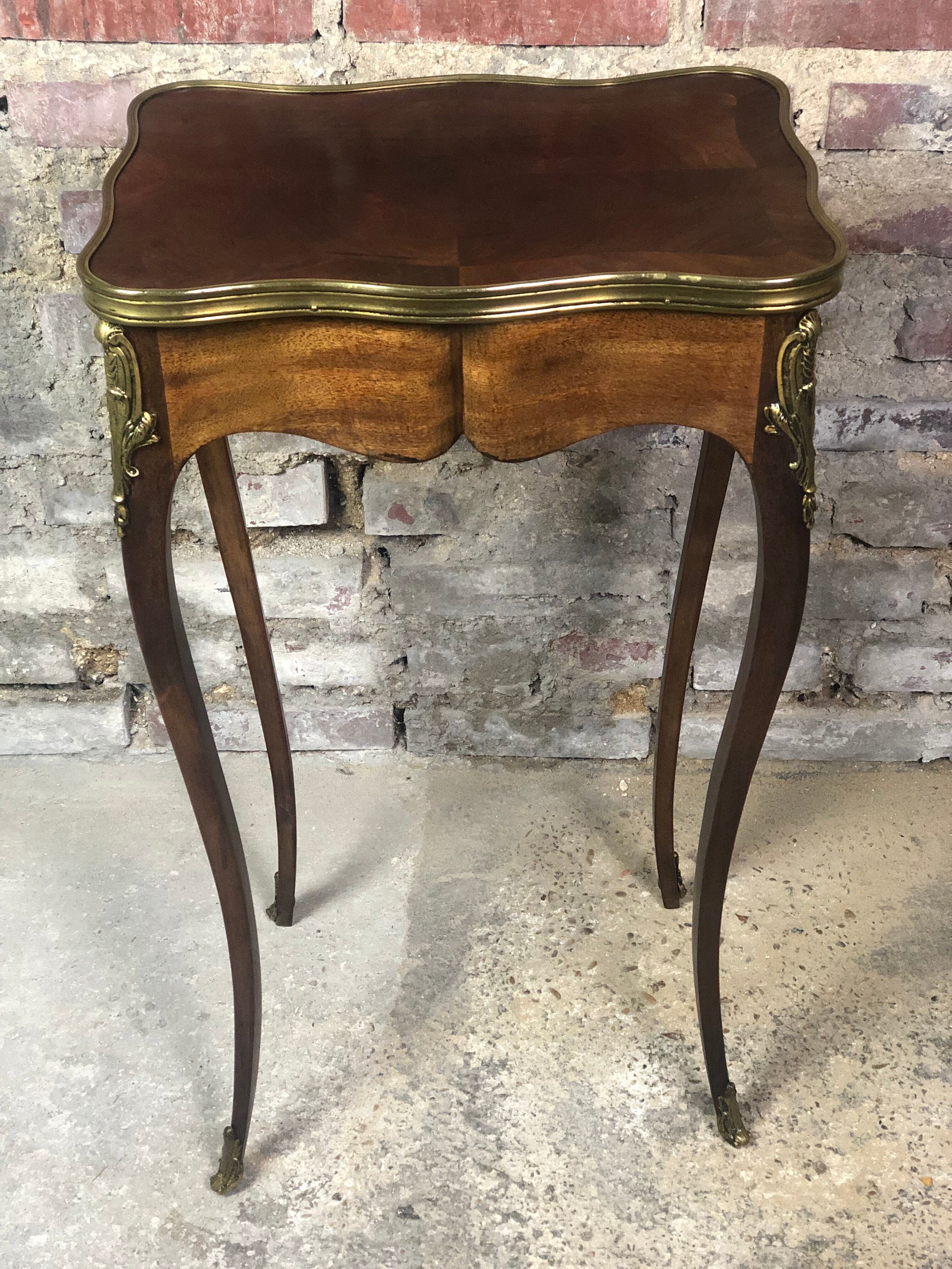 Side table Louis XV style curved in blond mahogany decorated bronze