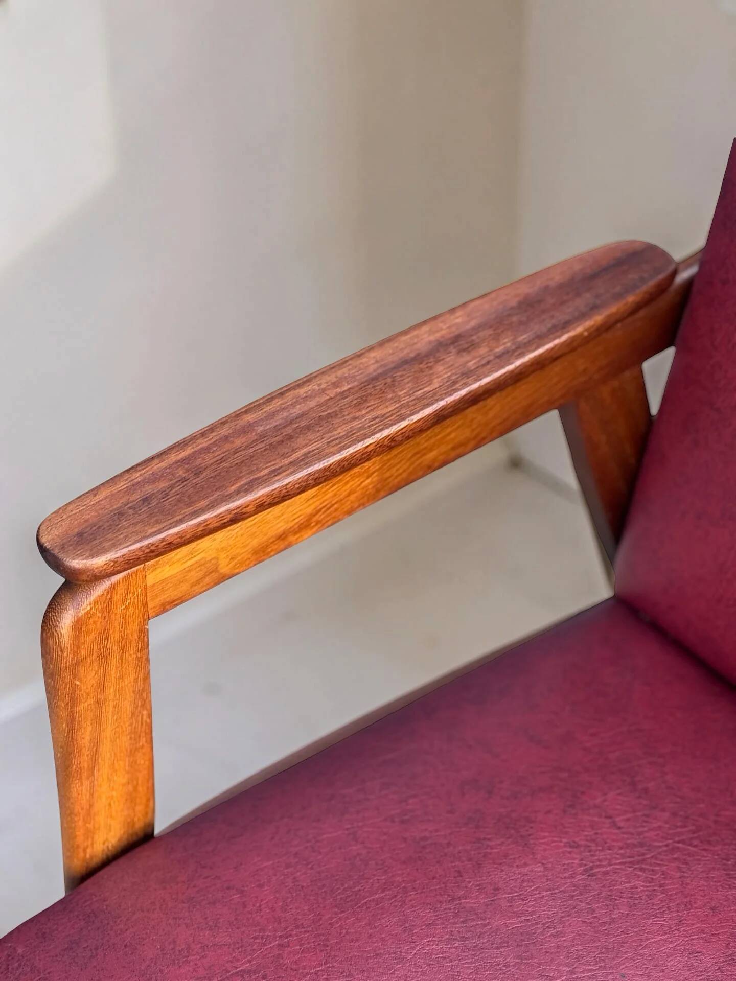 Vintage design armchair set – red skai and teak (1960s)