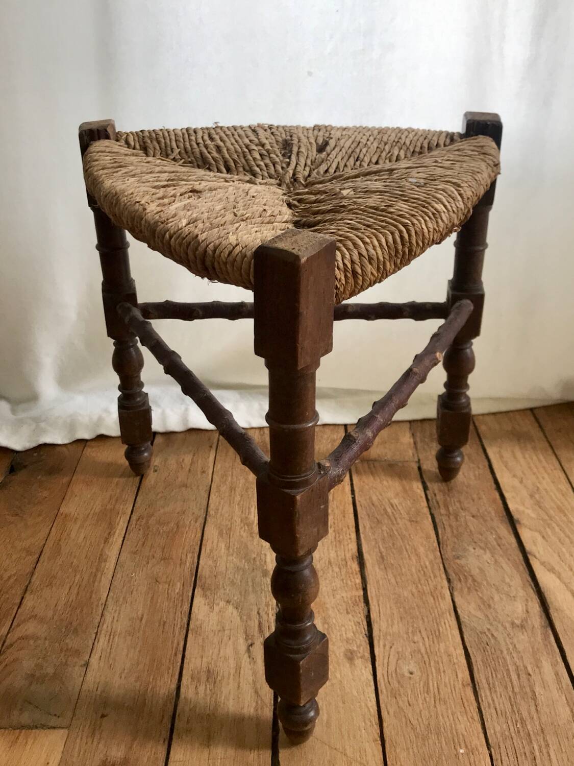 Old Provençal-style mulched tripod stool