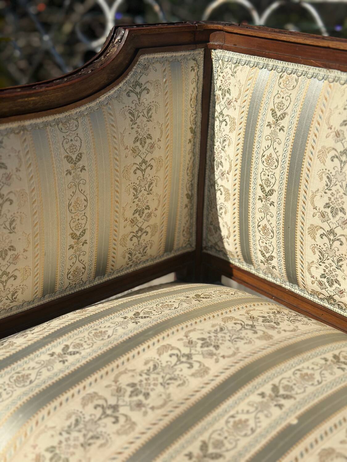 Low armchair in finely carved wood in the Louis XVI style from the 19th century