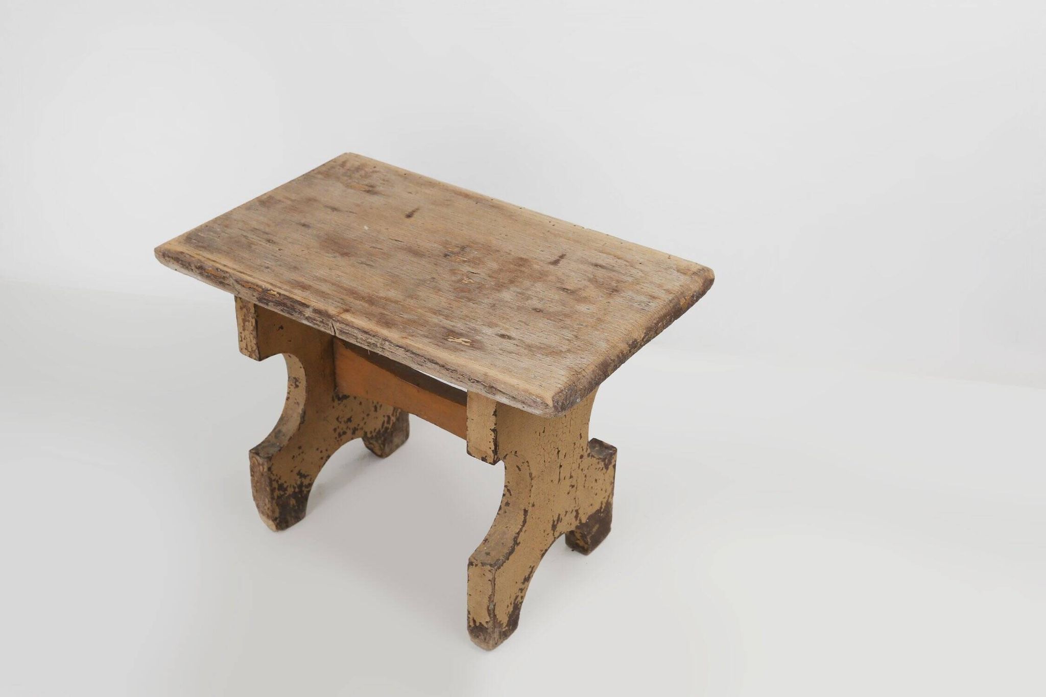 Tabouret bas en bois peint de forme rustique, France vers 1900