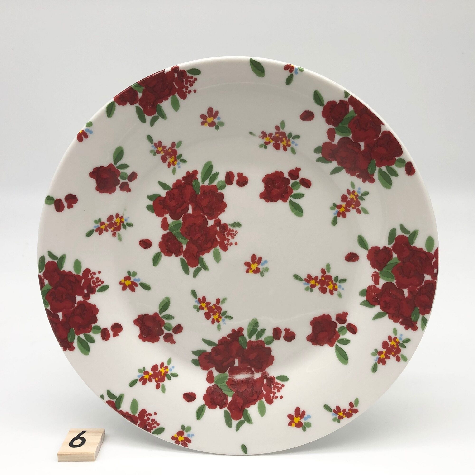 Series of 6 mismatched dessert plates.