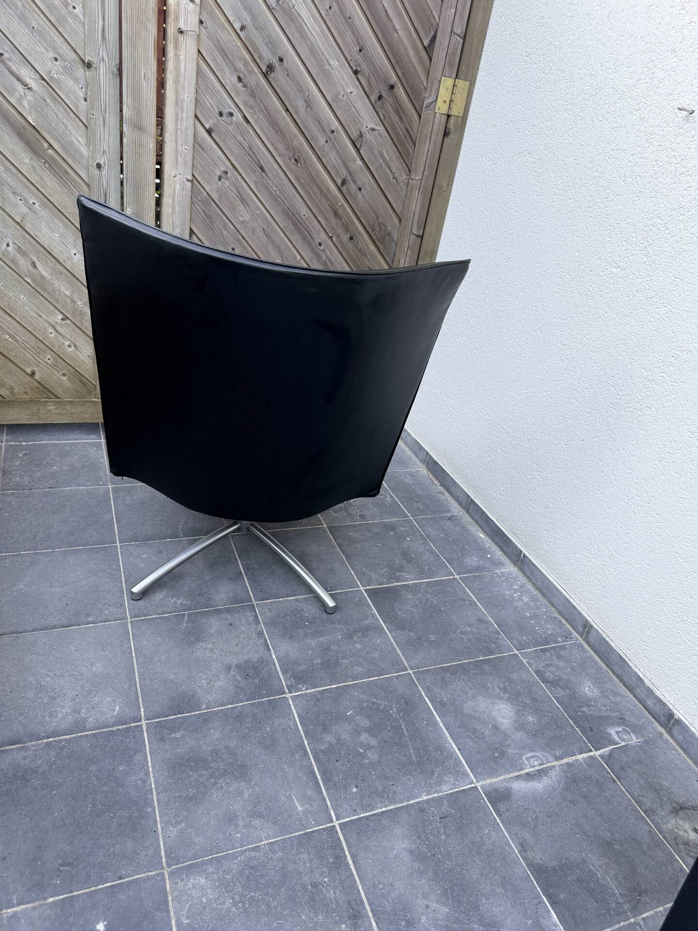 Swivel armchair EJ80B “Partner” – Erik Jørgensen – black leather