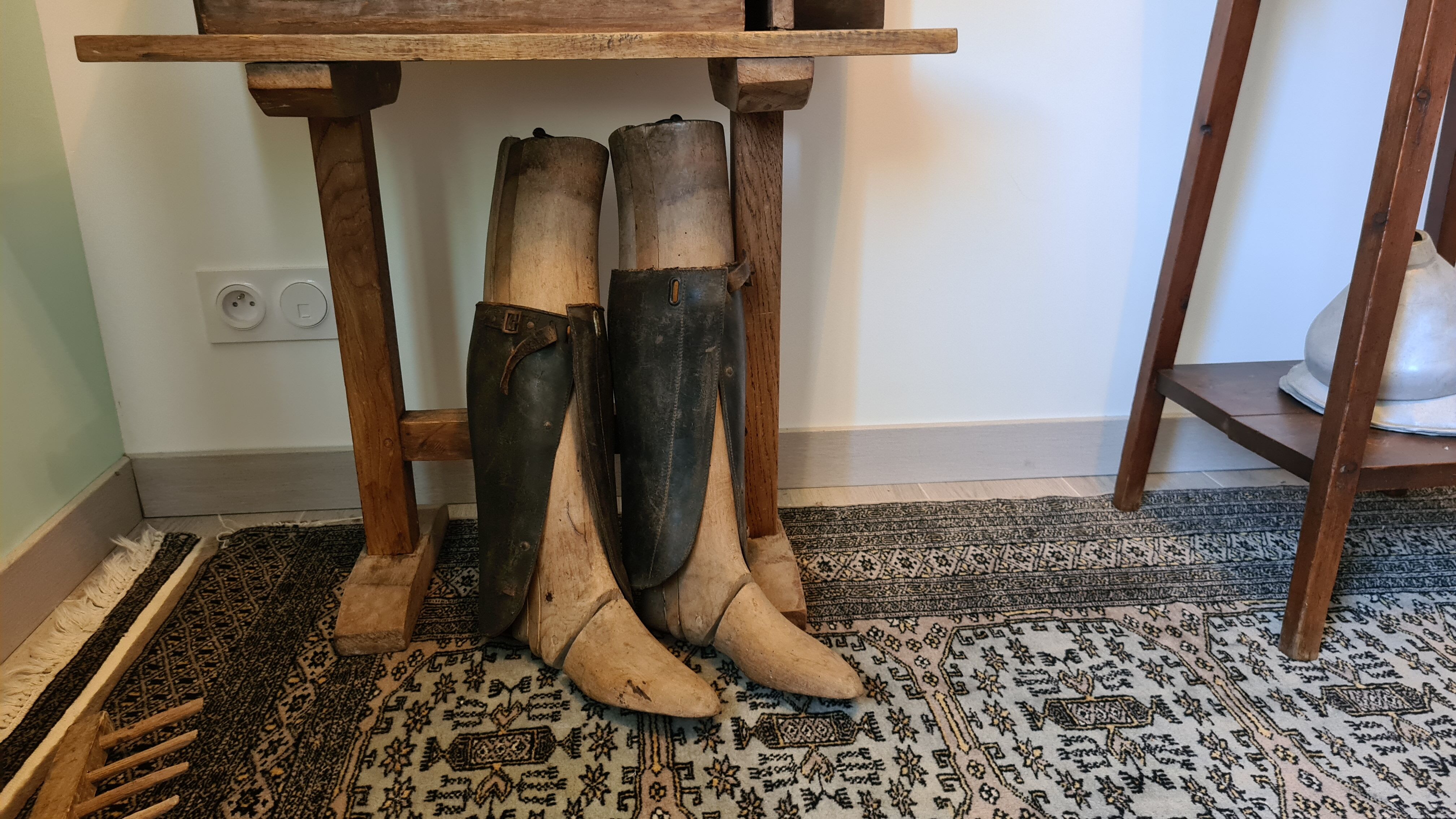 Anciens embauchoirs à bottes en bois