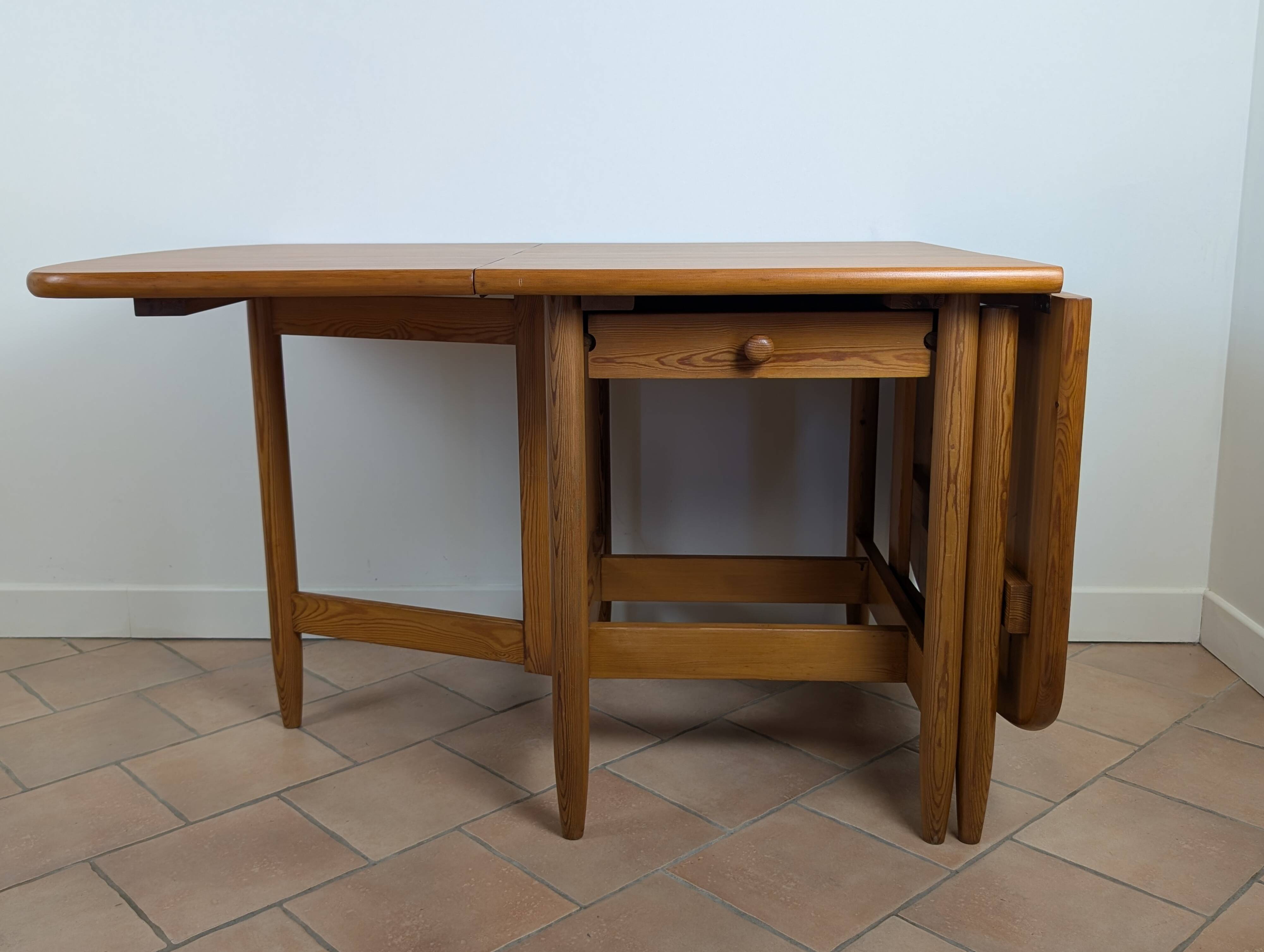 Table en pin massif Eero Aarnio