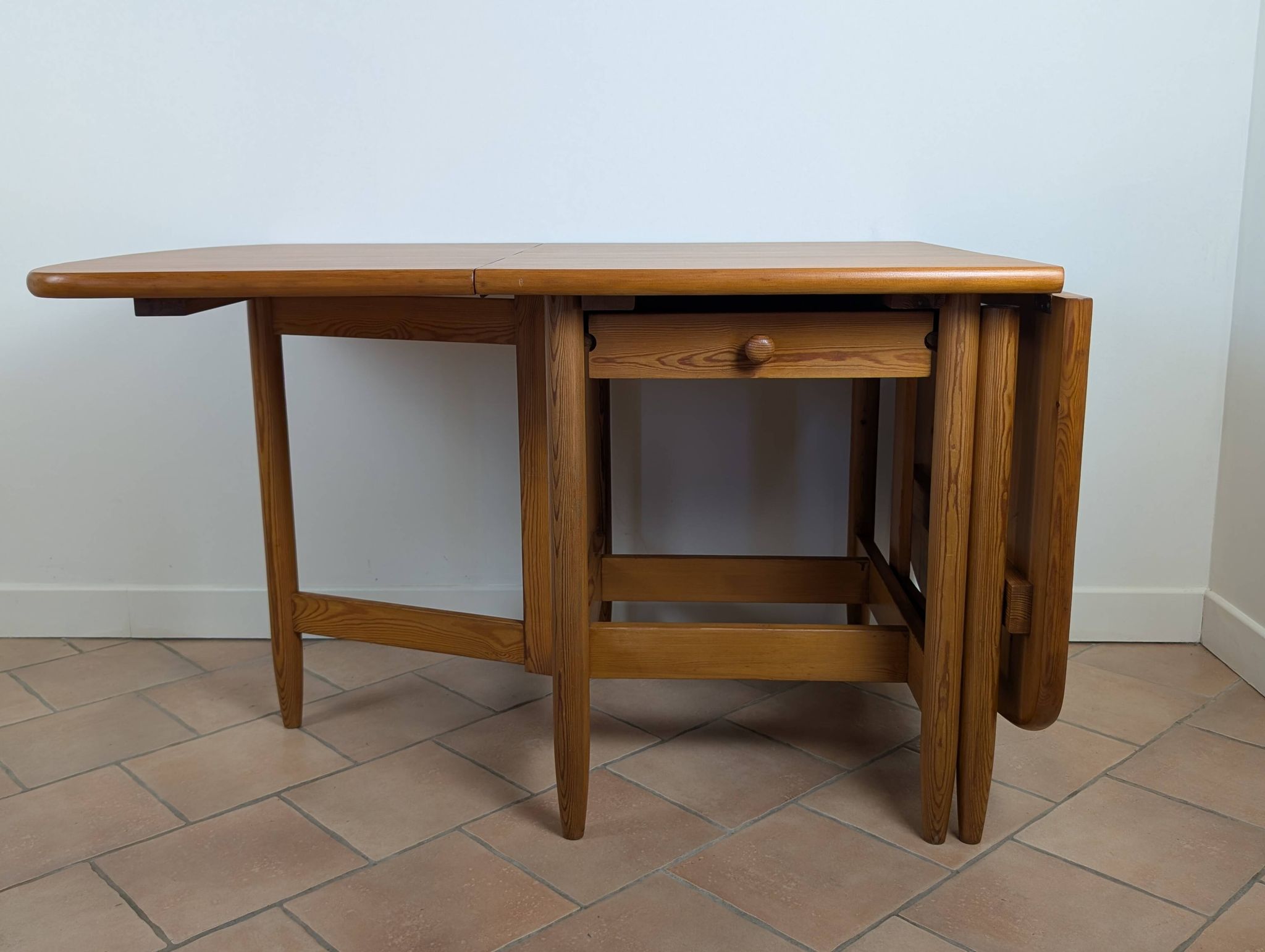 Table en pin massif Eero Aarnio