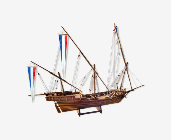 Maquette bateau sous vitrine bois et verre