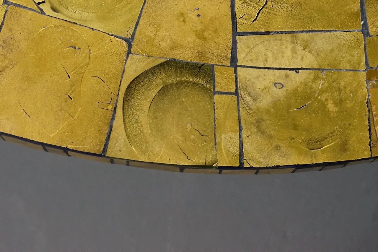 Table basse ornée d'une mosaïque à la feuille d'or 18 carats